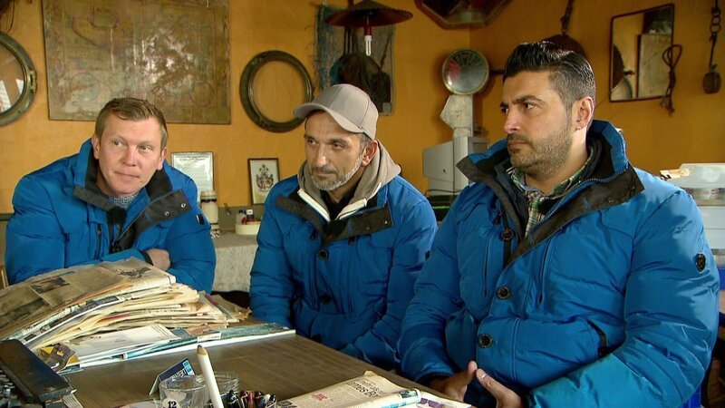 Die Trödelprofis Otto, Mauro und Sükrü sehen sich nicht nur mit einem Haus voller Trödel, sondern auch mit einem uneinsichtigen Sammler und einem tiefsitzenden Familienkonflikt konfrontiert. – Bild: RTLZWEI – Recht zum Abdruck/​Darstellung zeitlich/​sachlich beschränkt auf die Bewerbung der Sendung