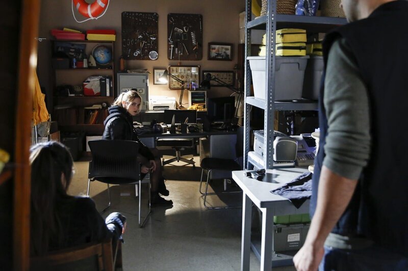 Ein Laden für Bootszubehör scheint das Vertriebszentrum der Drogenschmuggler zu sein, weshalb sich Ellie Bishop (Emily Wickersham, M.) dem Besitzer unter dem Pseudonym „Charlie“ als potentielle Dealerin vorstellt. – Bild: CBS Broadcasting, Inc.