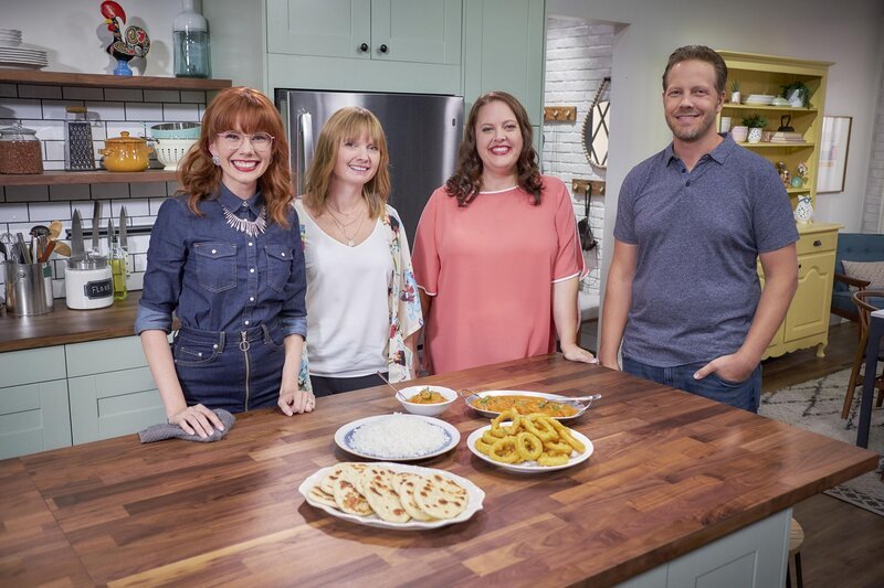 Mary zaubert für ihre Cousins eine sommerliche Spezialität, bestehend aus einem cremigen indischen Butterhähnchen. – Bild: MARY PRODUCTIONS LIMITED