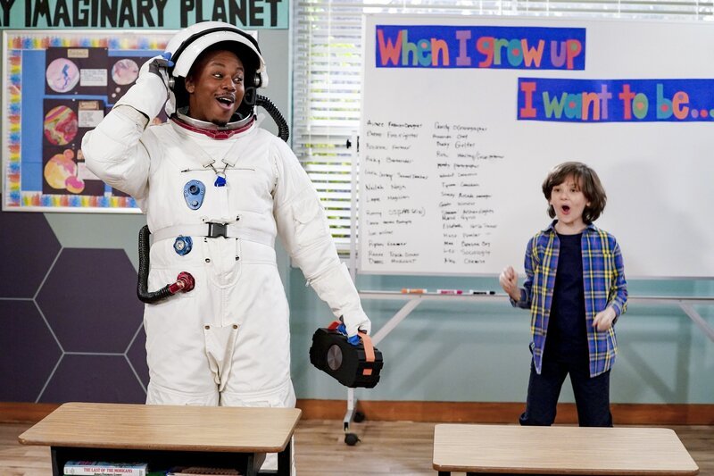 Marty Butler (Marcel Spears, l.); Grover Johnson (Hank Greenspan, r.) – Bild: CBS Broadcasting Inc. /​ Monty Brinton