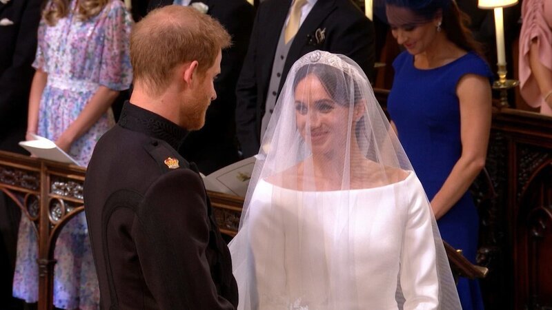  Harry und Meghan bei der Hochzeit. – Bild: ORF/​Parade Media Group