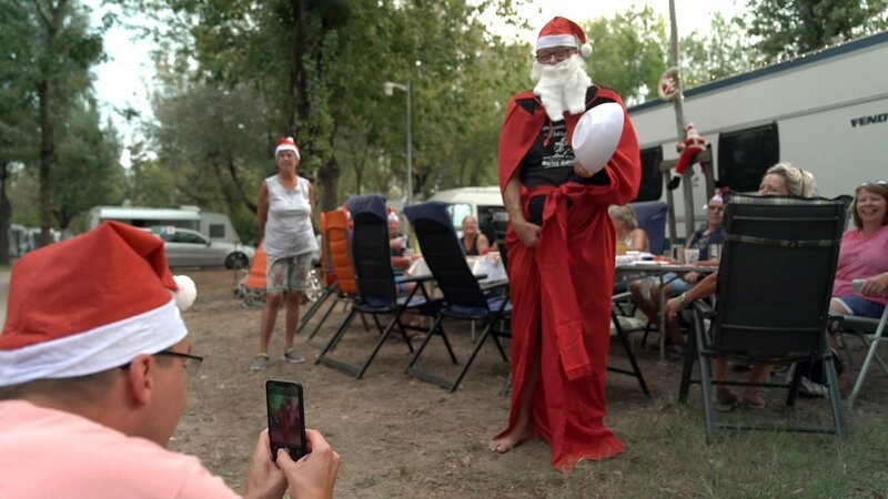 Christine und Hannes haben eine große Party organisiert und träumen von Weihnachten auf dem Marina. Dieser hat im Winter geschlossen und so ziehen sie das Fest einfach vor. – Bild: RTL Zwei