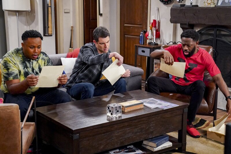 (v.l.n.r.) Marty Butler (Marcel Spears); Dave Johnson (Max Greenfield); Malcolm Butler (Sheaun McKinney) – Bild: CBS Broadcasting Inc. /​ Monty Brinton