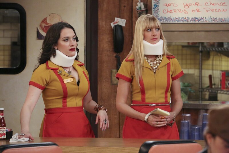 Was ist nur mit Max (Kat Dennings, l.) und Caroline (Beth Behrs, r.) passiert? – Bild: Warner Bros. Television