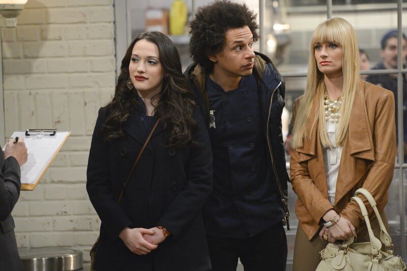 Ein ganz besonderer Abend wartet auf Deke (Eric Andre, M.), Max (Kat Dennings, l.) und Caroline (Beth Behrs, r.) … – Bild: Warner Bros. Television
