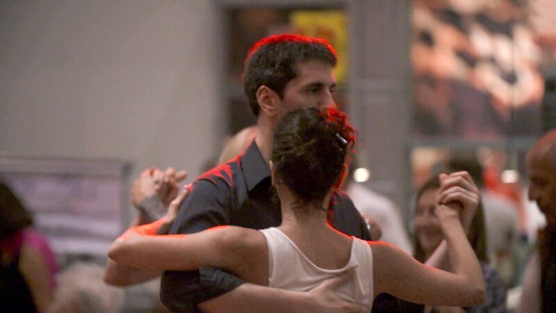 Destination Staffel 4 Episode 6 Buenos Aires Ein Paar tanzt Tango in Buenos Aires.  Copyright: SRF/​ARTE Elephant Adventures – Bild:  SRF/​ARTE Elephant Adventures