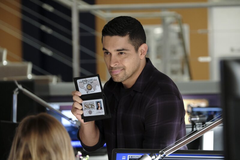 Torres (Wilmer Valderrama) sucht im Doppelleben der Toten nach Antworten, wie es zum Selbstmord kommen konnte oder ob es sich sogar um einen Mord handeln könnte … – Bild: CBS Broadcasting, Inc. /​ Eddy Chen