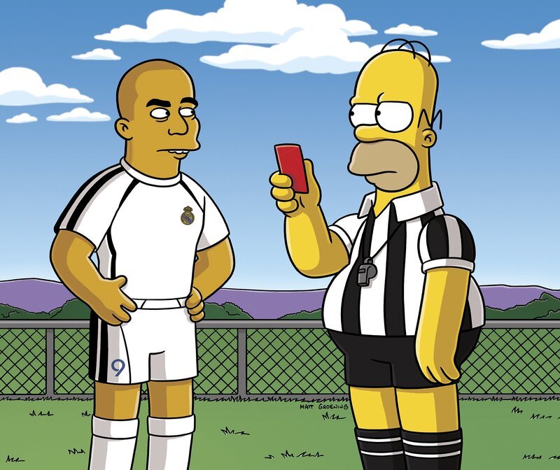 Lisa entdeckt den Fußball für sich. Da allerdings Homer (r.) den Schiedsrichter gibt, ist Ärger mit Ronaldo (l.) vorprogrammiert … – Bild: 2006⁠–⁠2007 Twentieth Century Fox Film Corporation Lizenzbild frei