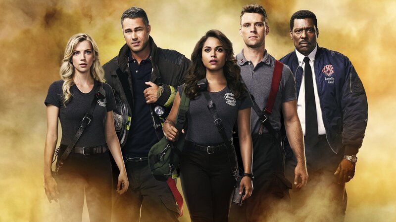 L-R: Sylvie Brett (Kara Killmer), Kelly Severide (Taylor Kinney), Gabriela Dawson (Monica Raymund), Matthew Casey (Jesse Spencer), Wallace Boden (Eamonn Walker). – Bild: PLURIMEDIA (NBC Universal Media)