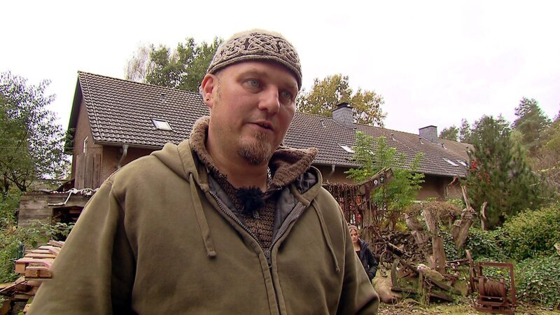 Lars will einen großen Raum in seinem Haus in ein apokalyptisches „Endzeit“-Zimmer umbauen – Bild: RTLZWEI, Imago TV Film- und Fern