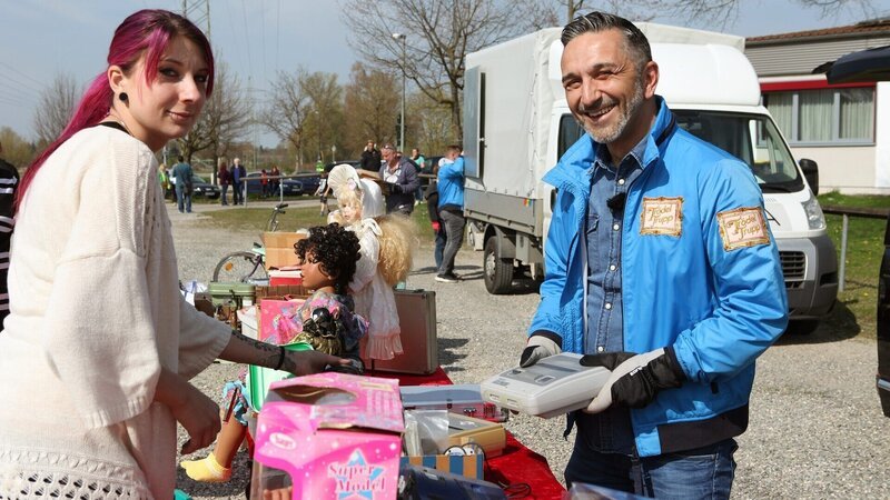 Peggy (li.) und Mauro Corradino bauen den Flohmarkt auf – Bild: RTLZWEI