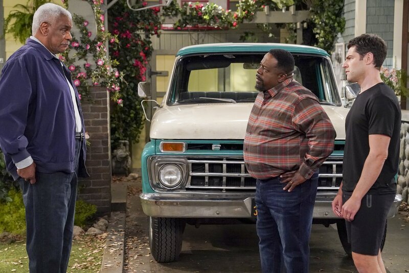(v.l.n.r.) Walter (Richard Gant); Calvin Butler (Cedric the Entertainer); Dave Johnson (Max Greenfield) – Bild: CBS Broadcasting Inc. All Rights Reserved. /​ Monty Brinton