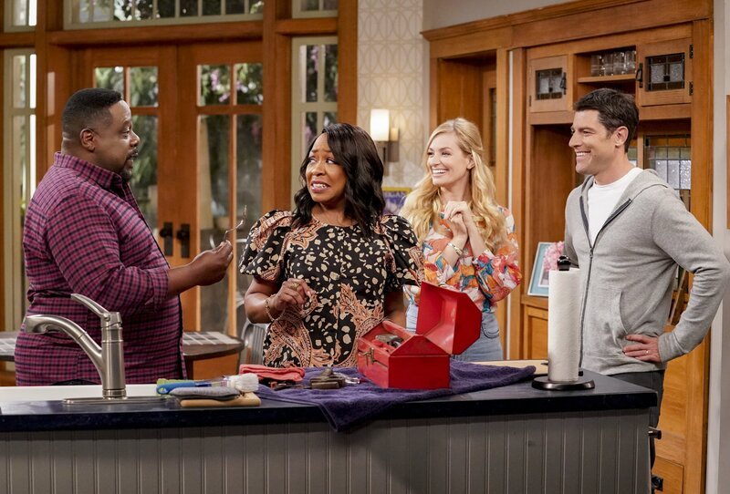 (v.l.n.r.) Calvin Butler (Cedric the Entertainer); Tina Butler (Tichina Arnold); Gemma Johnson (Beth Behrs); Dave Johnson (Max Greenfield) – Bild: CBS Broadcasting Inc. /​ Monty Brinton