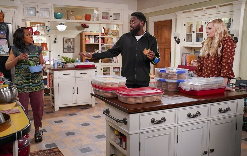 (v.l.n.r.) Tina Butler (Tichina Arnold); Malcolm Butler (Sheaun McKinney); Gemma Johnson (Beth Behrs) – Bild: CBS Broadcasting Inc. /​ Monty Brinton