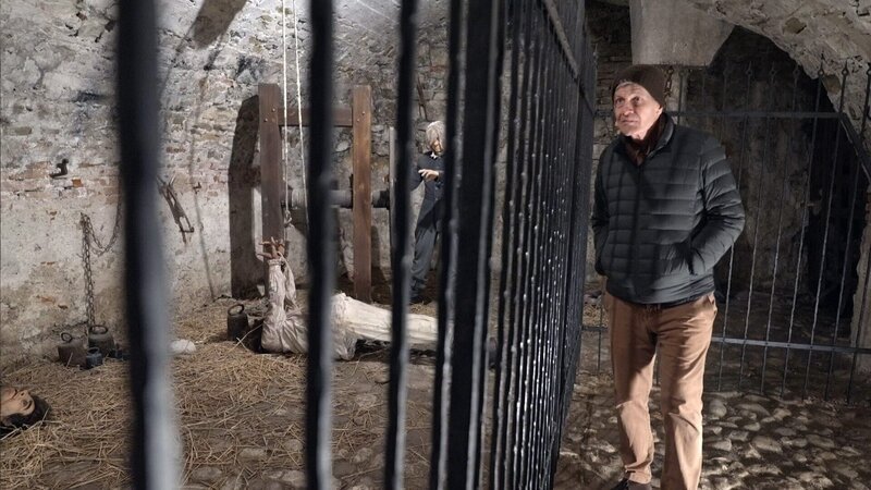 Karl Hohenlohe besucht den Folterkeller im Schloss Scharnstein. – Bild: ORF/​Clever Contents
