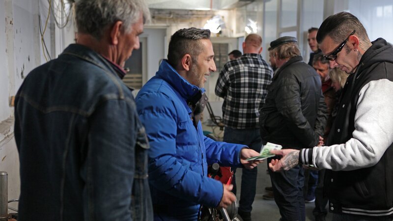 Karl (li.) und Mauro mit Interessenten für die Motorräder – Bild: RTLZWEI