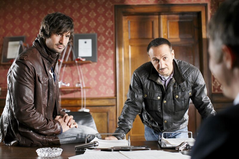 Ben (Tom Beck, l.) und Semir (Erdogan Atalay) sind auf die dubiosen Verbindungen von Rodenbach zu einem arabischen Staatsfonds gestoßen und fühlen dem Minister auf den Zahn. – Bild: RTL /​ Guido Engels