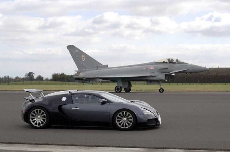 Ein Bugatti Veyron tritt gegen einen Eurofighter an. – Bild: TVNOW /​ BBC Worldwide