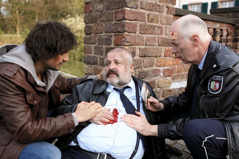 Ben (Tom Beck, l.) und Bonrath (Gottfried Vollmer, r.) kümmern sich um ihren Kollegen Herzberger (Dietmar Huhn), der von dem flüchtigen Burkhart angeschossen und lebensgefährlich verletzt wurde … – Bild: Die Verwendung des RTL-Bildmaterials ist nur zur redaktionellen Berichterstattung im Zusammenhang mit der jeweiligen Sendung unter Angabe der Credits/​Quellenangabe und Beachtung der unter http:/​/​kommunikation.RTL.de genannten Nutzungsbeschränkungen erlau