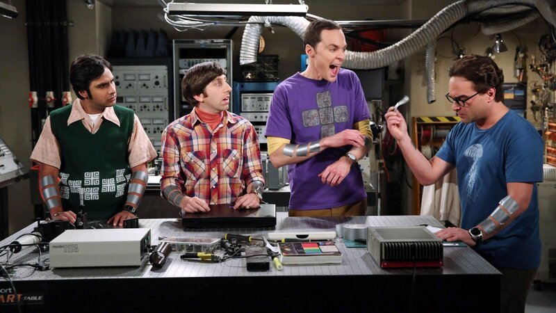 L-R: Raj Koothrappali (Kunal Nayyar), Howard (Simon Helberg), Sheldon Cooper (Jim Parsons), Leonard Hofstadter (Johnny Galecki) – Bild: MAX Hungary
