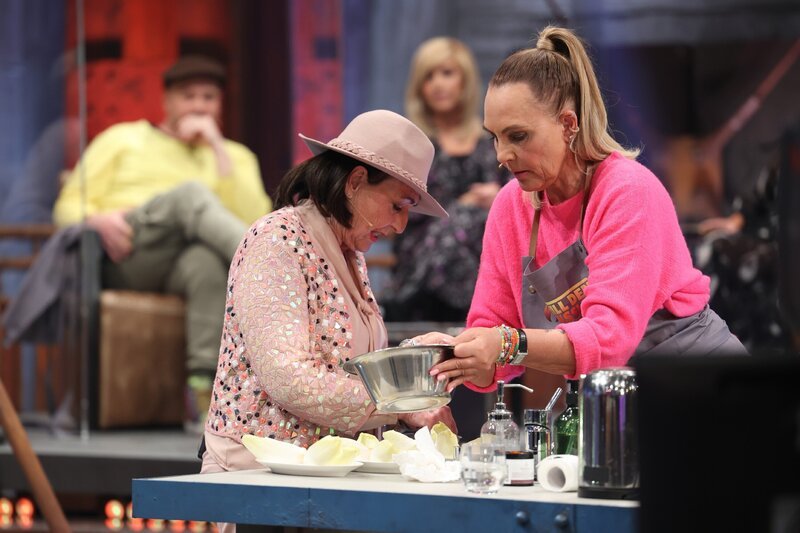 Natascha Ochsenknecht mit Mutter Bärbel Wierichs. – Bild: TVNOW /​ Frank W. Hempel