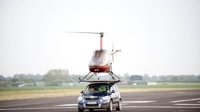 Ein Helikopter landet auf dem Dach eines Skoda Yet. – Bild: TVNOW /​ BBC Worldwide