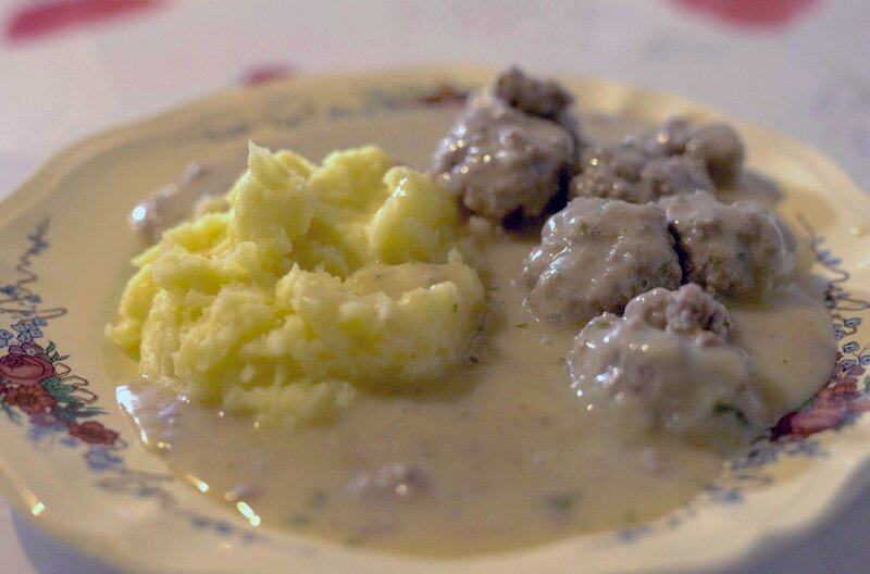 Fleischknöpfle mit Kartoffelpüree – Bild: Alix François Meier