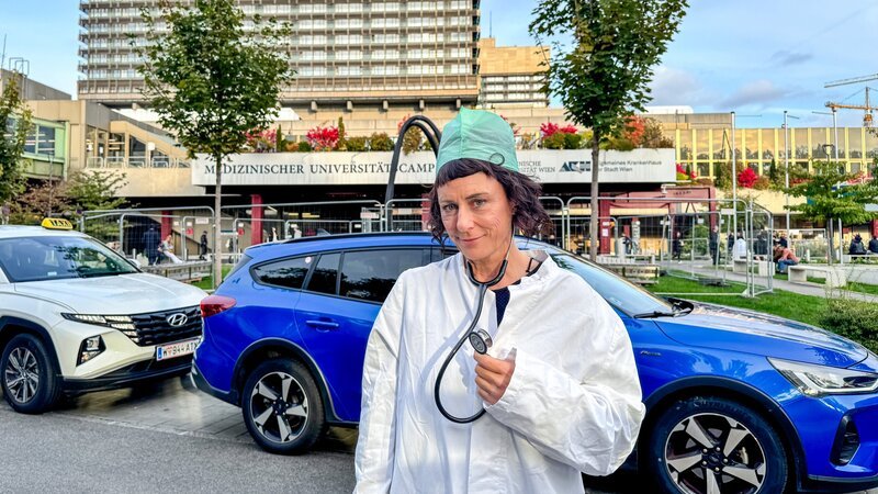 Esther vorm AKH Wien – sie darf einen Blick hinter die Kulissen machen. – Bild: ORF