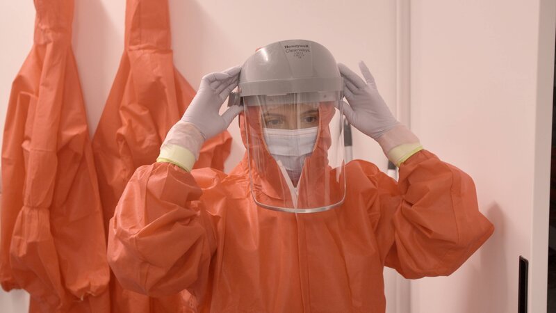 Frankie macht sich bereit für die Arbeit im Labor des Crick-Instituts – Bild: THE HISTORY CHANNEL /​ Rare TV