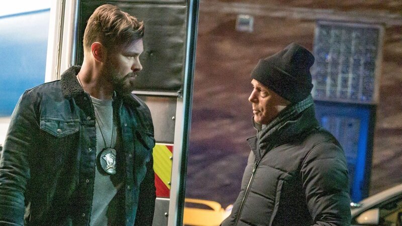 L-R: Adam Ruzek (Patrick John Flueger) und Hank Voight (Jason Beghe) – Bild: RTL