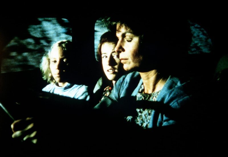 Die völlig betrunkene Corabeth (Ronnie Claire Edwards, r.) nimmt ihre Tochter Aimée (Rachel Longaker, l.) und Elizabeth Walton (Kami Cotler, M.) nachts im Auto mit … – Bild: WARNER BROS. INTERNATIONAL TELEVISION