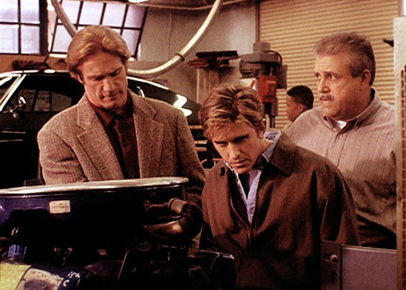 Der Ausbilder Rose (Vic Polizos, r.) zeigt Steve (Barry Van Dyke, M.) und Jesse (Charlie Schlatter, l.) einen Motor, der von einem Lehrling, der des Mordes verdächtigt und gesucht wird, zusammengebaut wurde. – Bild: Viacom