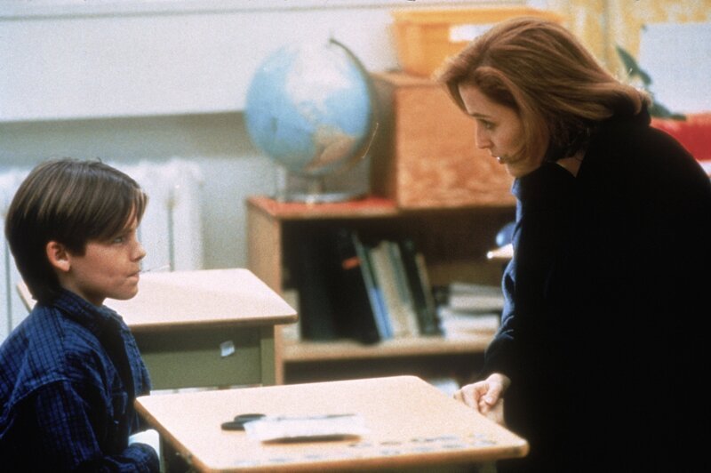 Junge (Rhys Huber, l.); Dana Scully (Gillian Anderson, r.) – Bild: 1995⁠–⁠1996 Twentieth Century Fox Film Corporation. All rights reserved. Lizenzbild frei