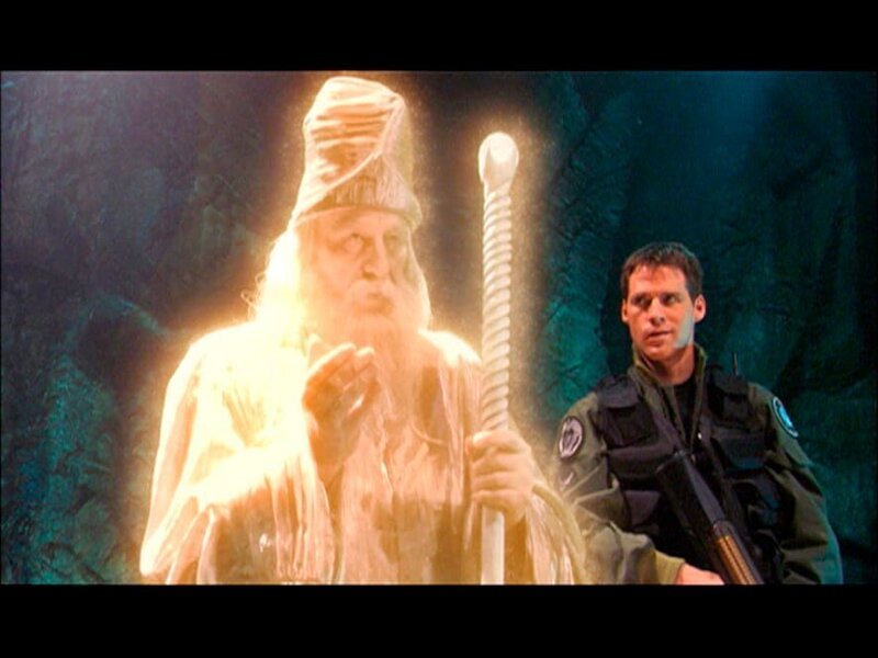 Plötzlich erscheint eine Projektion des alten Merlin neben Lt. Col. Mitchell (Ben Browder, re.) … – Bild: RTL II