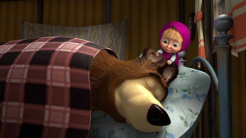 Mascha versucht den Bären zu wecken. – Bild: KiKA/​Masha and the Bear Limited