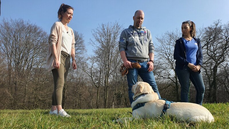 V.l.: Olivia&Tobias mit Nala und Trainerin Ellen.  Die Verwendung des sendungsbezogenen Materials ist nur mit dem Hinweis und Verlinkung auf RTL+ gestattet. – Bild: RTL /​ Mina Tv /​ Folge 21