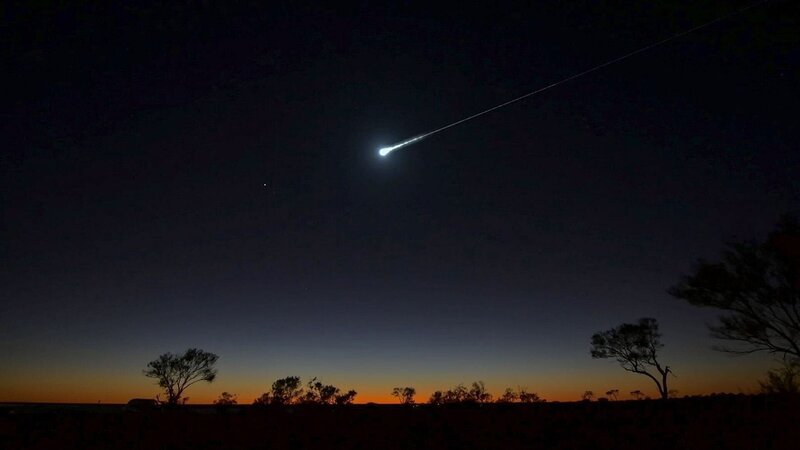 Ein Meteorit verglüht in der Atmosphäre. – Bild: NHK/​Autentic /​ Ein Meteorit verglüht in der Atmosphäre.