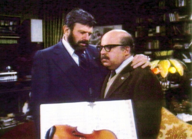 Bertie Hastings (Sorrell Booke, re.) hat herausgefunden, dass sein Partner Oliver Brandt (Theodore Bikel) Gelder veruntreut. Er stellt Oliver zur Rede. – Bild: SUPER RTL