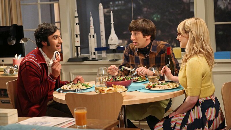 L-R: Raj Koothrappali (Kunal Nayyar), Howard (Simon Helberg), Bernadette (Melissa Rauch) – Bild: MAX Hungary