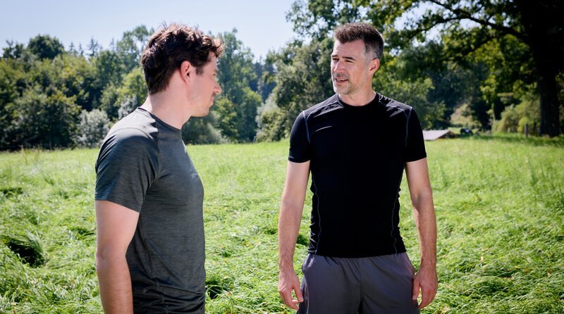 Kilian (Anthony Paul, l.) und Yannik (Jo Weil, r.) haben sich zum Laufen verabredet. – Bild: ARD/​WDR/​Christof Arnold