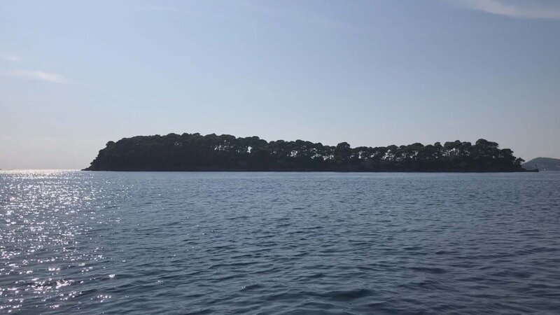 Nur drei Kilometer von Kroatiens geschäftiger dalmatinischer Küste entfernt liegt eine verlassene, überwucherte Landmasse, die als Insel Daksa bekannt ist. MYSTERIOUS ISLANDS nimmt die Zuschauer mit auf eine unvergessliche Entdeckungsreise zu den außergewöhnlichsten und rätselhaftesten Inseln der Welt. – Bild: RTL /​ Charlotte Heldr