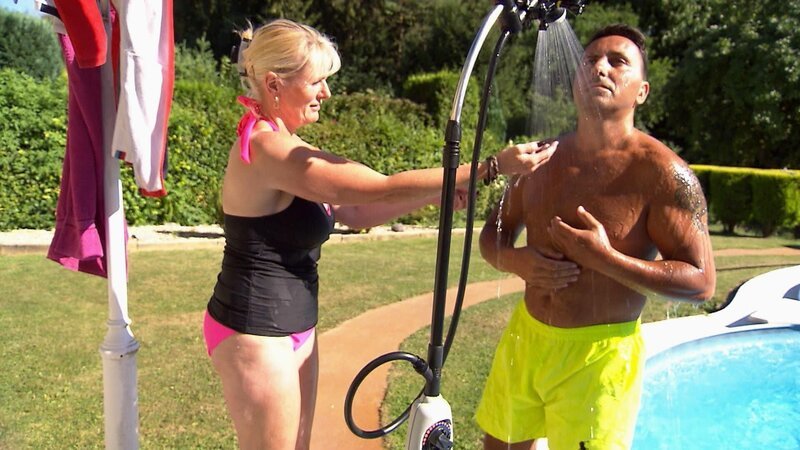 Roland und Steffi testen die „Solardusche Sunny Style“. – Bild: TVNOW
