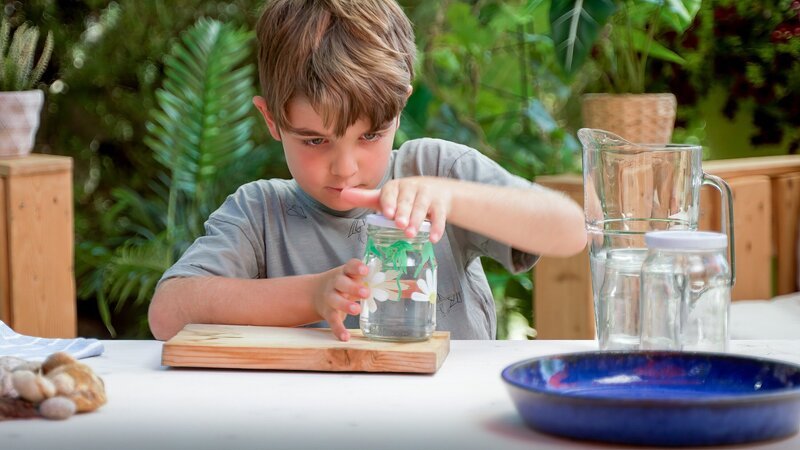Gartenpirat Vincent baut eine Insektenbar. – Bild: ORF/​Steiner Familyentertainment
