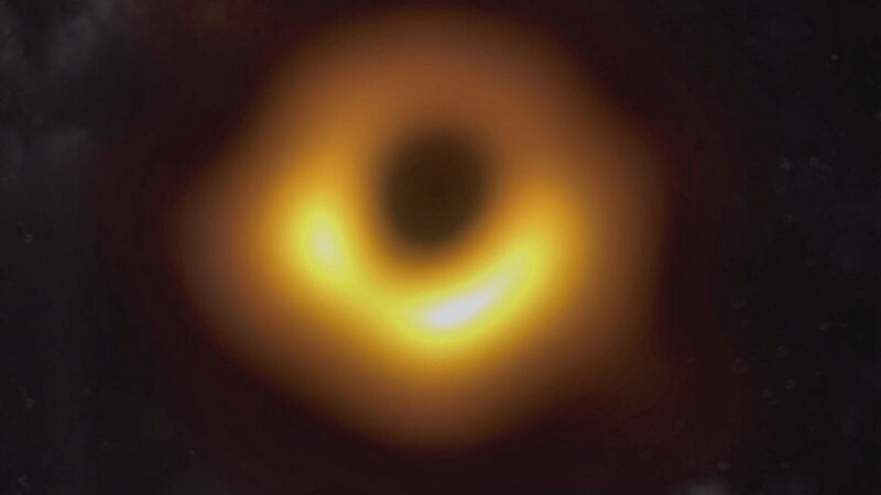 Das erste Bild eines Schwarzen Lochs im Zentrum der Galaxis Messier 87 (M87), rund 55 Millionen Lichtjahre von der Erde entfernt – Bild: EHT/​Autentic /​ Das erste Bild eines Schwarzen Lochs im Zentrum der Galaxis Messier 87 (M87), rund 55 Millionen Lichtjahre von der Erde entfernt