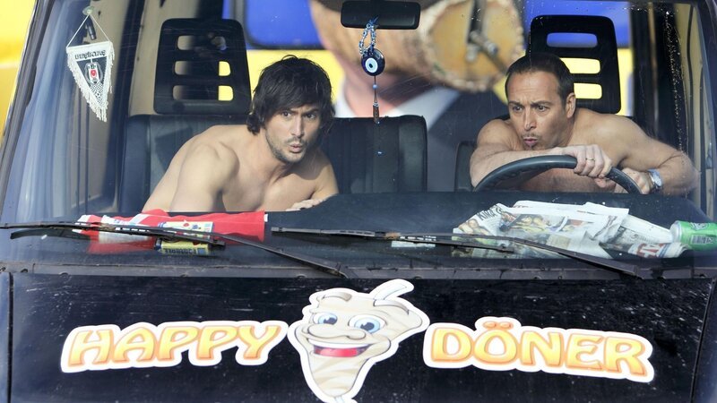 Ben (Tom Beck, l.) und Semir (Erdogan Atalay) verfolgen Hakan in einem Dönermobil und versauen dabei dem Innenminister die feierliche Einweihung eines Autobahnabschnittes. – Bild: @RTL