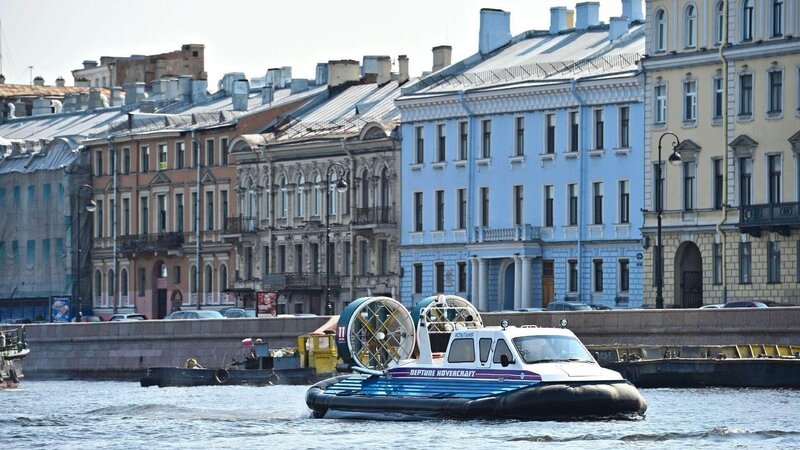 Jeremy Clarkson in einem Luftkissenboot in St. Petersburg. – Bild: TVNOW /​ BBC Worldwide Ltd.