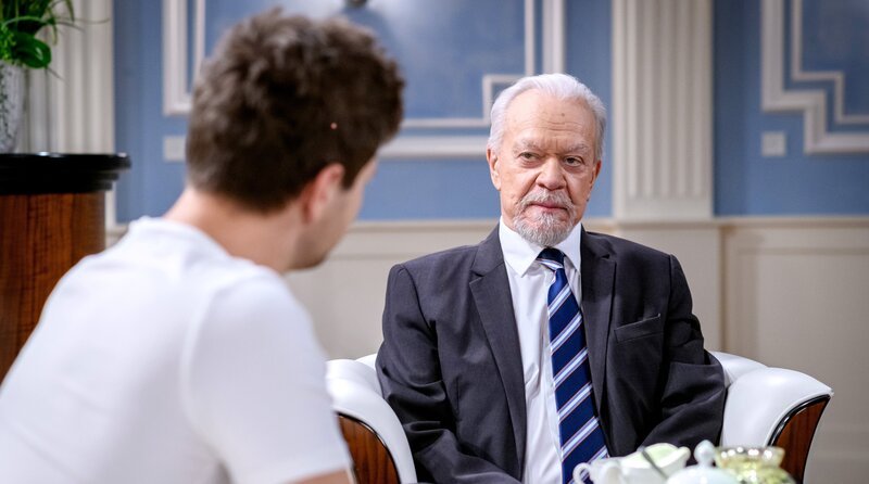 Werner (Dirk Galuba, r.) ahnt nicht, dass sich Massimo (Philip Birnstiel, l.) kryptisch von ihm verabschiedet. – Bild: ARD/​WDR/​Christof Arnold