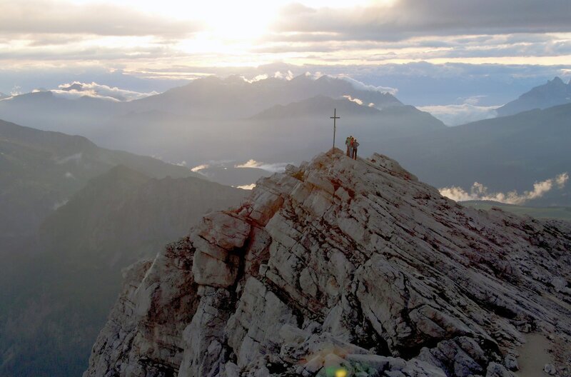 Die Palagruppe ist der ausgedehnteste Gebirgszugs der Dolomiten: Jedes Jahr starten von hier aus etliche Bergsteiger, um die spektakulären Gipfel zu erklimmen. – Bild: MedienKontor/​Martin Hanslmayr