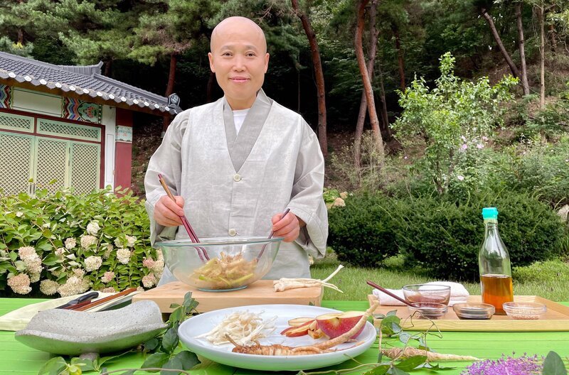 Äbtissin Wookwan Sunim bereitet im Garten des Gameunsa-Tempels einen Wurzelsalat zu. – Bild: ARTE /​ MedienKontor
