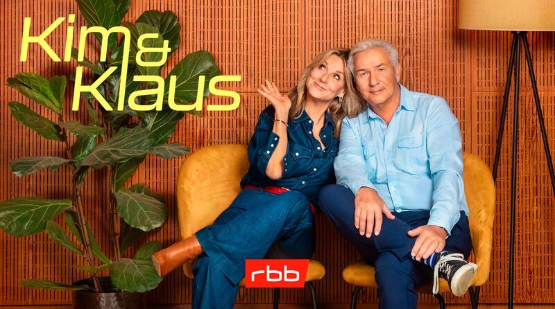 Spontan, lustig, herzlich und einzigartig in der Kombination: Das ist der neue, achtteilige Talk-Podcast „Kim & Klaus“ von rbb 88.8. Kim Fisher und Klaus Wowereit läuten in den nächsten acht Wochen immer freitags mit spannenden Anekdoten aus ihrem Leben und einem ganz persönlichen Blick auf das Berliner Stadtgeschehen das Wochenende ein. Der Trailer ist bereits online. – Bild: rbb /​ rbb Presse & Information